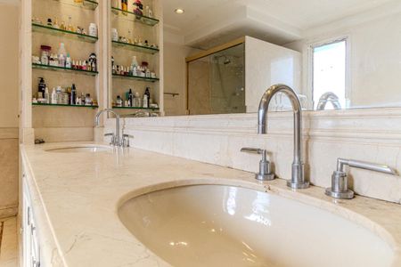 Apartamento à venda com 420m², 4 quartos e 5 vagas Apartamento à venda com 420m², 4 quartos e 5 vagasBanheiro da Suíte 4