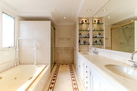 Apartamento à venda com 420m², 4 quartos e 5 vagas Apartamento à venda com 420m², 4 quartos e 5 vagasBanheiro da Suíte 4