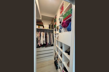 Casa à venda com 160m², 4 quartos e 3 vagas Casa à venda com 160m², 4 quartos e 3 vagasCloset da suíte 1