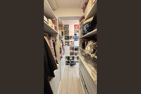 Casa à venda com 160m², 4 quartos e 3 vagas Casa à venda com 160m², 4 quartos e 3 vagasCloset da suíte 1
