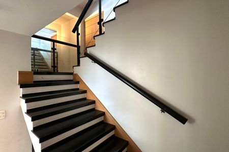 Apartamento à venda com 129m², 3 quartos e sem vaga Apartamento à venda com 129m², 3 quartos e sem vagaEscada