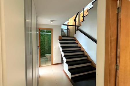 Apartamento à venda com 129m², 3 quartos e sem vaga Apartamento à venda com 129m², 3 quartos e sem vagaEscada