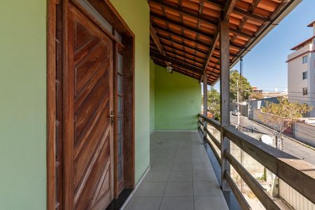 Casa à venda com 285m², 4 quartos e 4 vagas Casa à venda com 285m², 4 quartos e 4 vagasSala 2 - Varanda