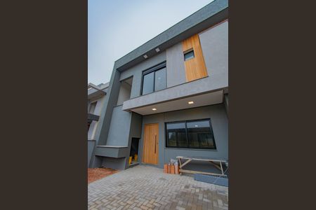 Casa à venda com 118m², 3 quartos e 2 vagas Casa à venda com 118m², 3 quartos e 2 vagasFachada