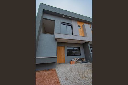 Casa à venda com 118m², 3 quartos e 2 vagas Casa à venda com 118m², 3 quartos e 2 vagasFachada