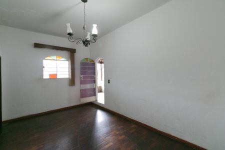 Casa à venda com 290m², 5 quartos e 4 vagas Casa à venda com 290m², 5 quartos e 4 vagasSala