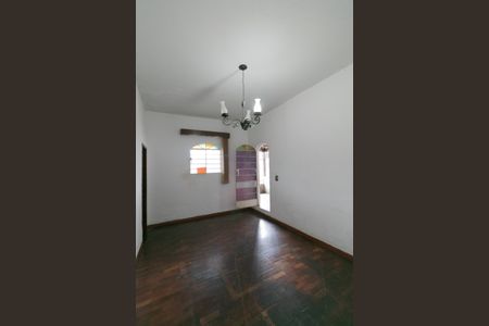 Casa à venda com 290m², 5 quartos e 4 vagas Casa à venda com 290m², 5 quartos e 4 vagasSala
