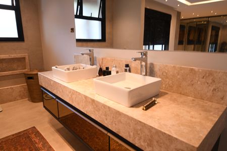 Casa à venda com 630m², 4 quartos e 8 vagasBanheiro da Suite 2