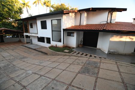 Casa à venda com 630m², 4 quartos e 8 vagasFachada