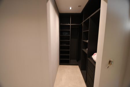 Casa à venda com 630m², 4 quartos e 8 vagasCloset Suíte 1
