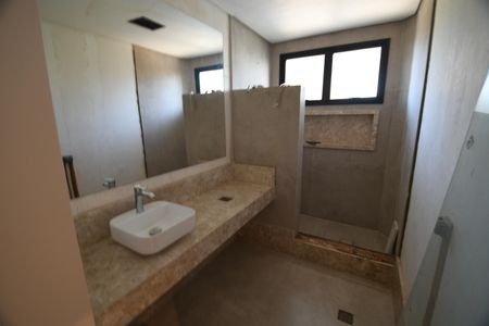 Casa à venda com 630m², 4 quartos e 8 vagasBanheiro das Semi Suites