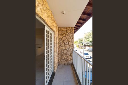 Casa à venda com 311m², 6 quartos e 6 vagas Casa à venda com 311m², 6 quartos e 6 vagasSacada da Sala 02