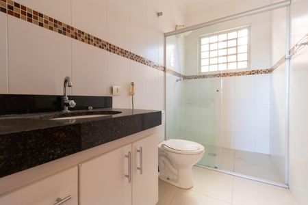 Casa à venda com 311m², 6 quartos e 6 vagas Casa à venda com 311m², 6 quartos e 6 vagasBanheiro da Suíte 06