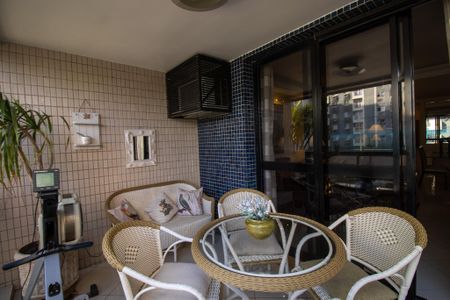 Apartamento à venda com 145m², 3 quartos e 2 vagas Apartamento à venda com 145m², 3 quartos e 2 vagasVaranda