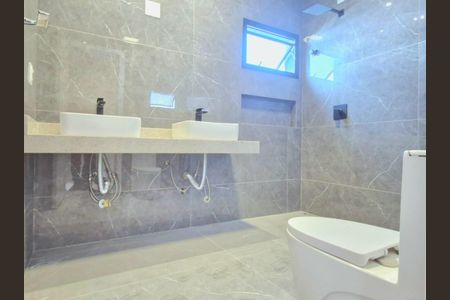 Casa de condomínio à venda com 246m², 4 quartos e 4 vagasBanheiro da Suíte 1