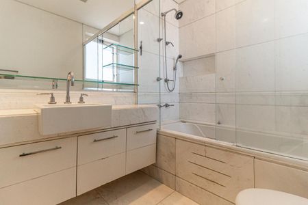 Apartamento à venda com 711m², 5 quartos e 6 vagas Apartamento à venda com 711m², 5 quartos e 6 vagasBanheiro da Suíte 2