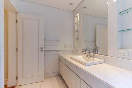 Apartamento à venda com 711m², 5 quartos e 6 vagas Apartamento à venda com 711m², 5 quartos e 6 vagasBanheiro da Suíte 1