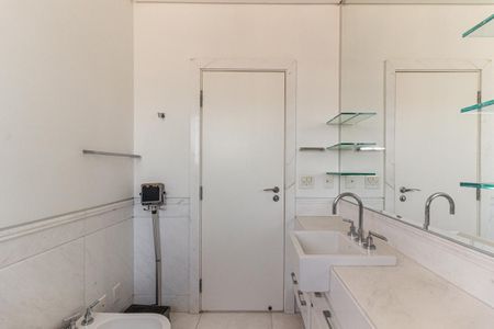 Apartamento à venda com 711m², 5 quartos e 6 vagas Apartamento à venda com 711m², 5 quartos e 6 vagasBanheiro da Suíte 3