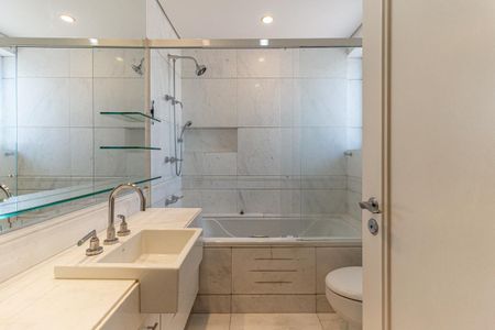 Apartamento à venda com 711m², 5 quartos e 6 vagas Apartamento à venda com 711m², 5 quartos e 6 vagasBanheiro da Suíte 2