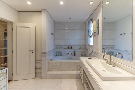 Apartamento à venda com 711m², 5 quartos e 6 vagas Apartamento à venda com 711m², 5 quartos e 6 vagasBanheiro da Suíte 1