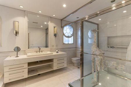 Apartamento à venda com 711m², 5 quartos e 6 vagas Apartamento à venda com 711m², 5 quartos e 6 vagasBanheiro da Suíte 1
