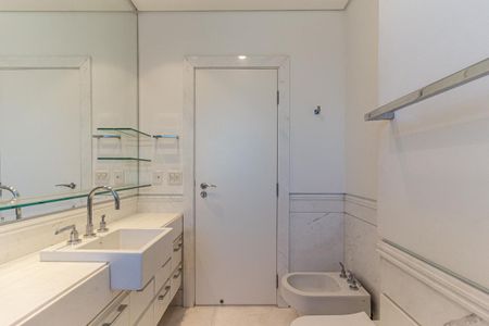 Apartamento à venda com 711m², 5 quartos e 6 vagas Apartamento à venda com 711m², 5 quartos e 6 vagasBanheiro da Suíte 4
