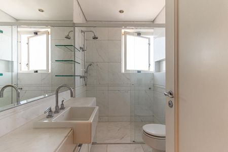 Apartamento à venda com 711m², 5 quartos e 6 vagas Apartamento à venda com 711m², 5 quartos e 6 vagasBanheiro da Suíte 3
