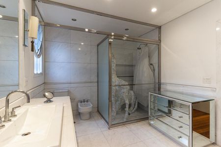 Apartamento à venda com 711m², 5 quartos e 6 vagas Apartamento à venda com 711m², 5 quartos e 6 vagasBanheiro da Suíte 1