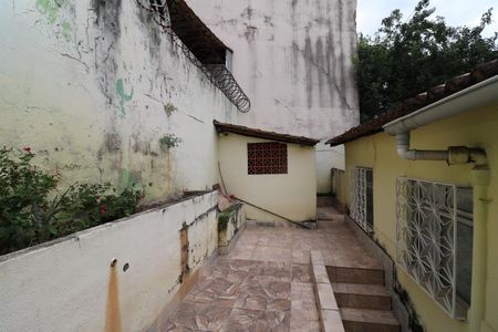 Casa à venda com 240m², 5 quartos e 3 vagasFundos