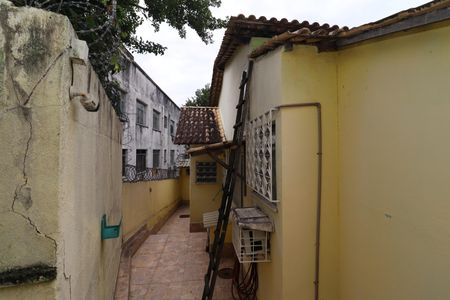 Casa à venda com 240m², 5 quartos e 3 vagasFundos