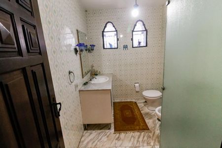 Casa à venda com 380m², 6 quartos e 6 vagas Casa à venda com 380m², 6 quartos e 6 vagasBanheiro Corredor