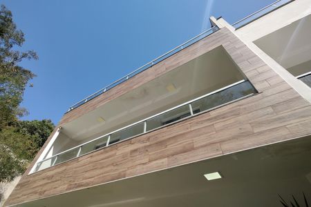 Casa de condomínio à venda com 215m², 3 quartos e 2 vagas Casa de condomínio à venda com 215m², 3 quartos e 2 vagasFachada