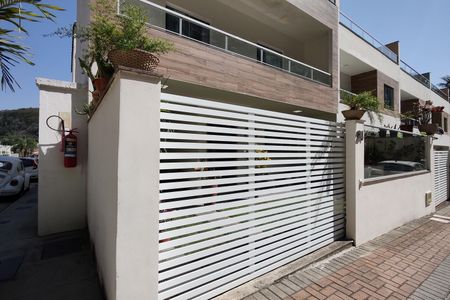 Casa de condomínio à venda com 215m², 3 quartos e 2 vagas Casa de condomínio à venda com 215m², 3 quartos e 2 vagasFachada