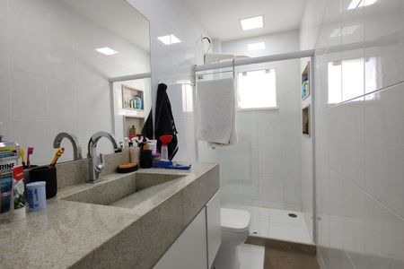 Casa de condomínio à venda com 215m², 3 quartos e 2 vagas Casa de condomínio à venda com 215m², 3 quartos e 2 vagasBanheiro da Suíte