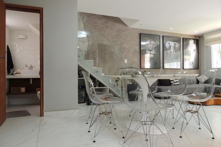 Casa de condomínio à venda com 215m², 3 quartos e 2 vagasSala