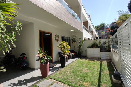 Casa de condomínio à venda com 215m², 3 quartos e 2 vagas Casa de condomínio à venda com 215m², 3 quartos e 2 vagasQuintal