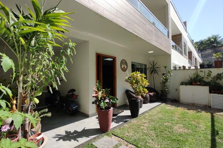 Casa de condomínio à venda com 215m², 3 quartos e 2 vagas Casa de condomínio à venda com 215m², 3 quartos e 2 vagasQuintal