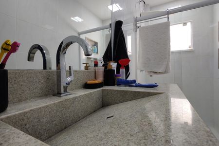 Casa de condomínio à venda com 215m², 3 quartos e 2 vagas Casa de condomínio à venda com 215m², 3 quartos e 2 vagasBanheiro da Suíte