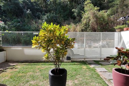 Casa de condomínio à venda com 215m², 3 quartos e 2 vagas Casa de condomínio à venda com 215m², 3 quartos e 2 vagasQuintal