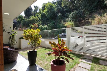 Casa de condomínio à venda com 215m², 3 quartos e 2 vagas Casa de condomínio à venda com 215m², 3 quartos e 2 vagasQuintal