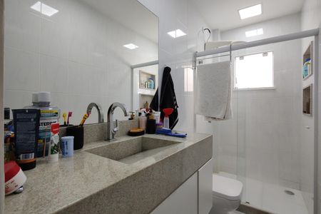 Casa de condomínio à venda com 215m², 3 quartos e 2 vagas Casa de condomínio à venda com 215m², 3 quartos e 2 vagasBanheiro da Suíte