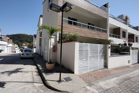 Casa de condomínio à venda com 215m², 3 quartos e 2 vagas Casa de condomínio à venda com 215m², 3 quartos e 2 vagasFachada