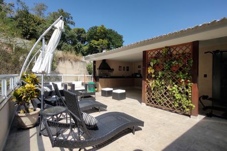 Casa de condomínio à venda com 215m², 3 quartos e 2 vagas Casa de condomínio à venda com 215m², 3 quartos e 2 vagasTerraço