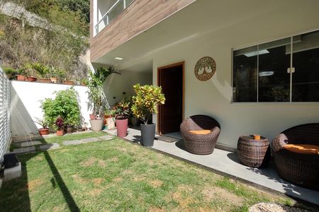 Casa de condomínio à venda com 215m², 3 quartos e 2 vagas Casa de condomínio à venda com 215m², 3 quartos e 2 vagasQuintal