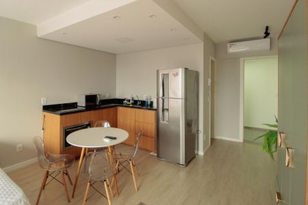 Cozinha de kitnet/studio para alugar com 1 quarto, 27m² em Vila Ipiranga, Porto Alegre