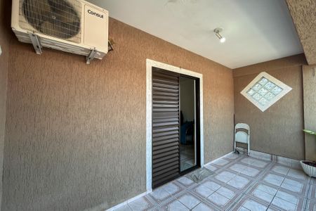 Casa à venda com 100m², 3 quartos e 2 vagas Casa à venda com 100m², 3 quartos e 2 vagasVaranda