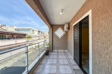 Casa à venda com 100m², 3 quartos e 2 vagas Casa à venda com 100m², 3 quartos e 2 vagasVaranda