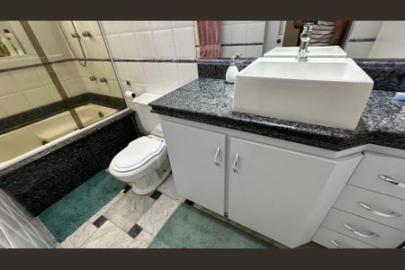 Apartamento à venda com 304m², 3 quartos e 3 vagasBanheiro quarto 2