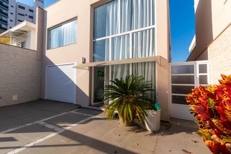 Casa à venda com 650m², 4 quartos e 5 vagasEntrada