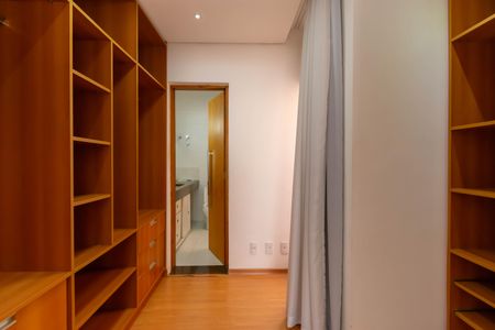 Casa à venda com 650m², 4 quartos e 5 vagasSuíte 4 - Closet